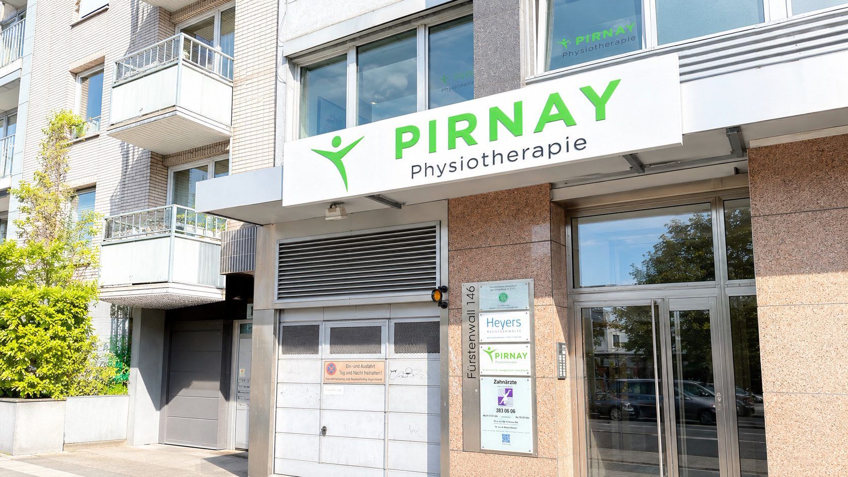 Physiotherapie Pirnay Düsseldorf Unterbilk - Eingang und Praxisschild am Fürstenwall 146