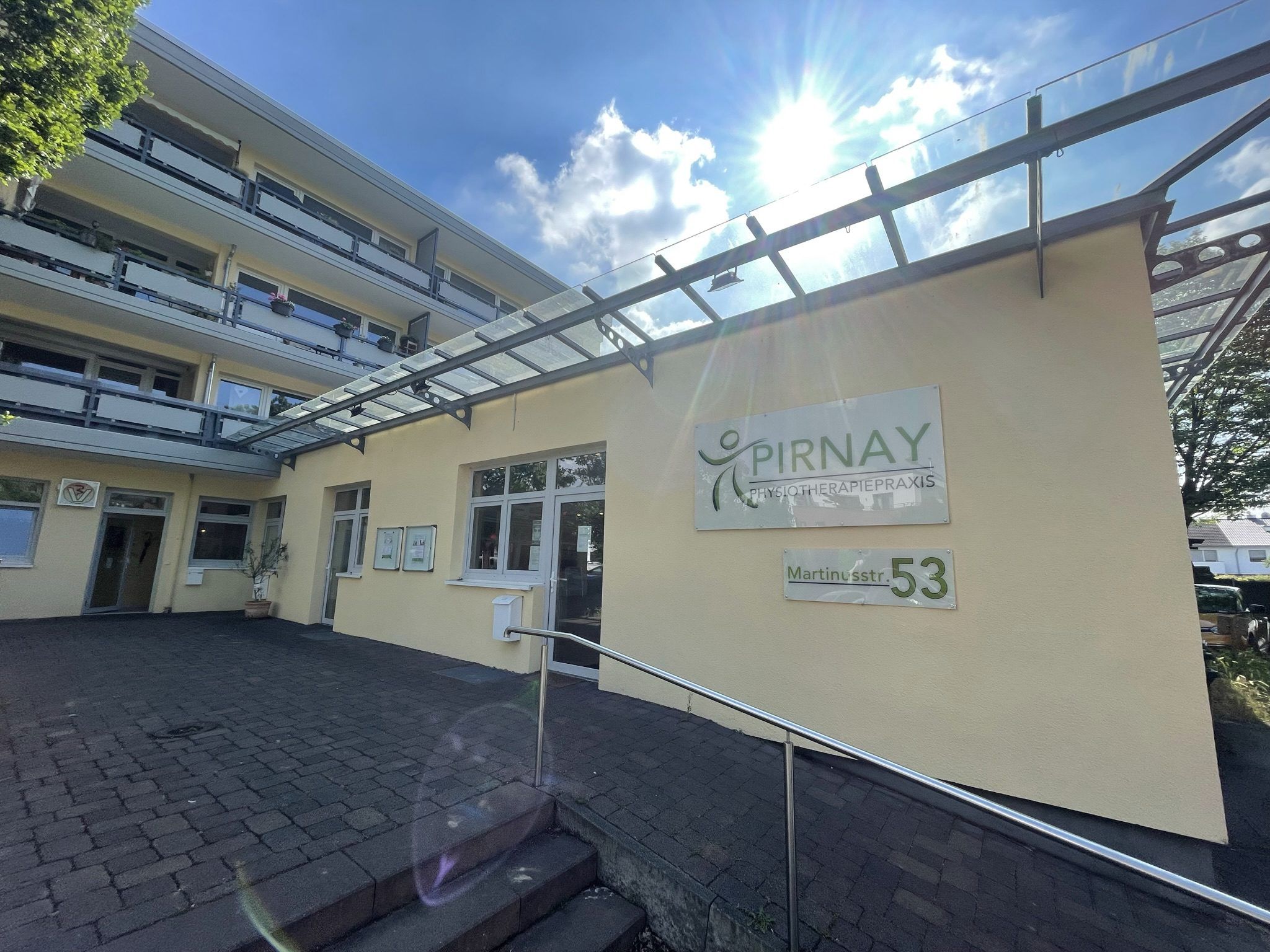 Physiotherapie Pirnay Köln Esch - Eingang und Praxisschild Martinusstraße 53