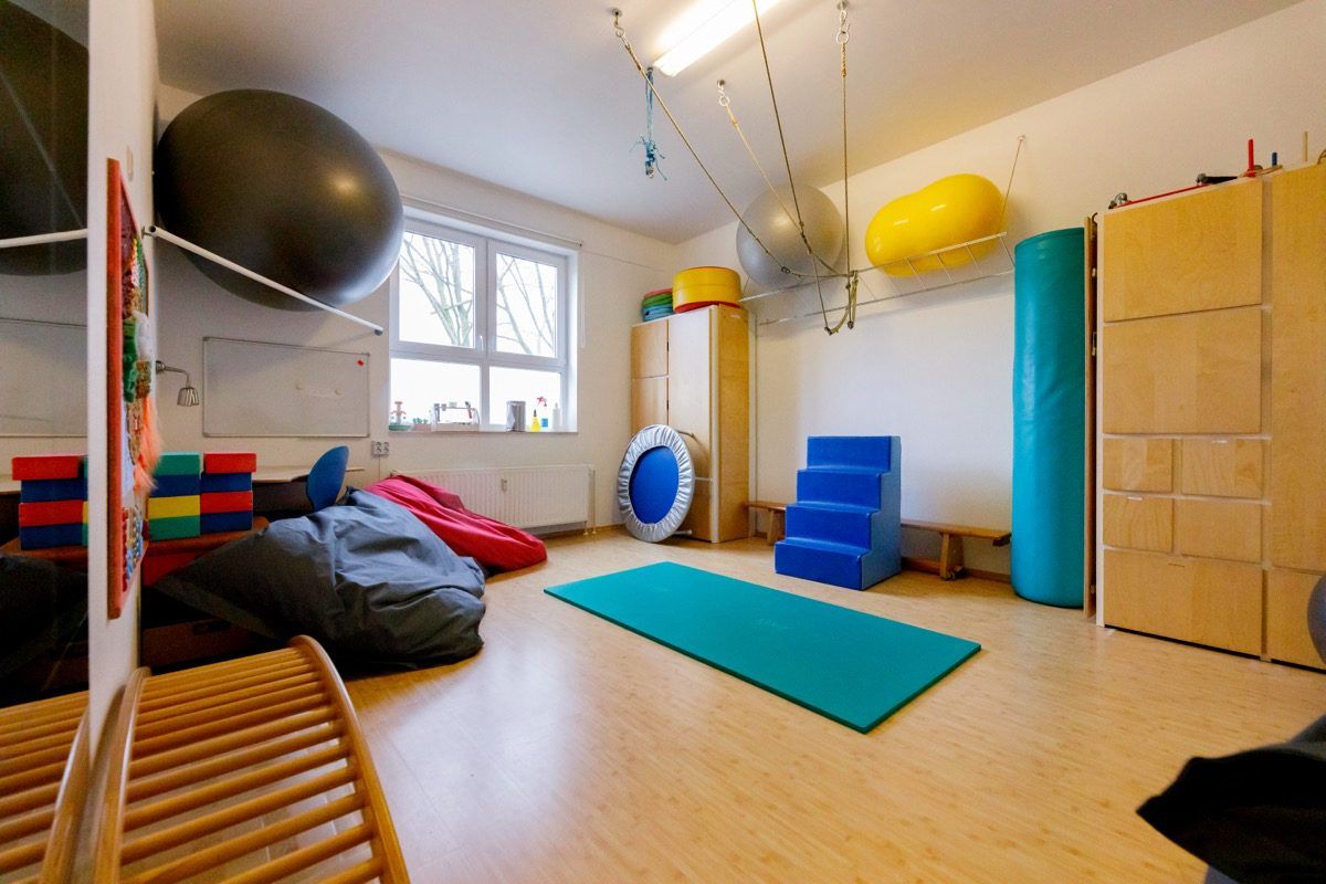 Physio Köln Esch - Heller Therapieraum für Krankengymnastik