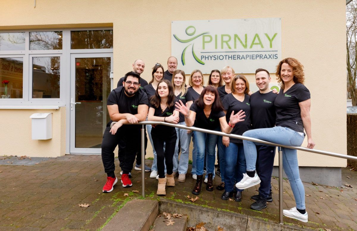 Das Team der Praxis Pirnay vor dem Praxiseingang