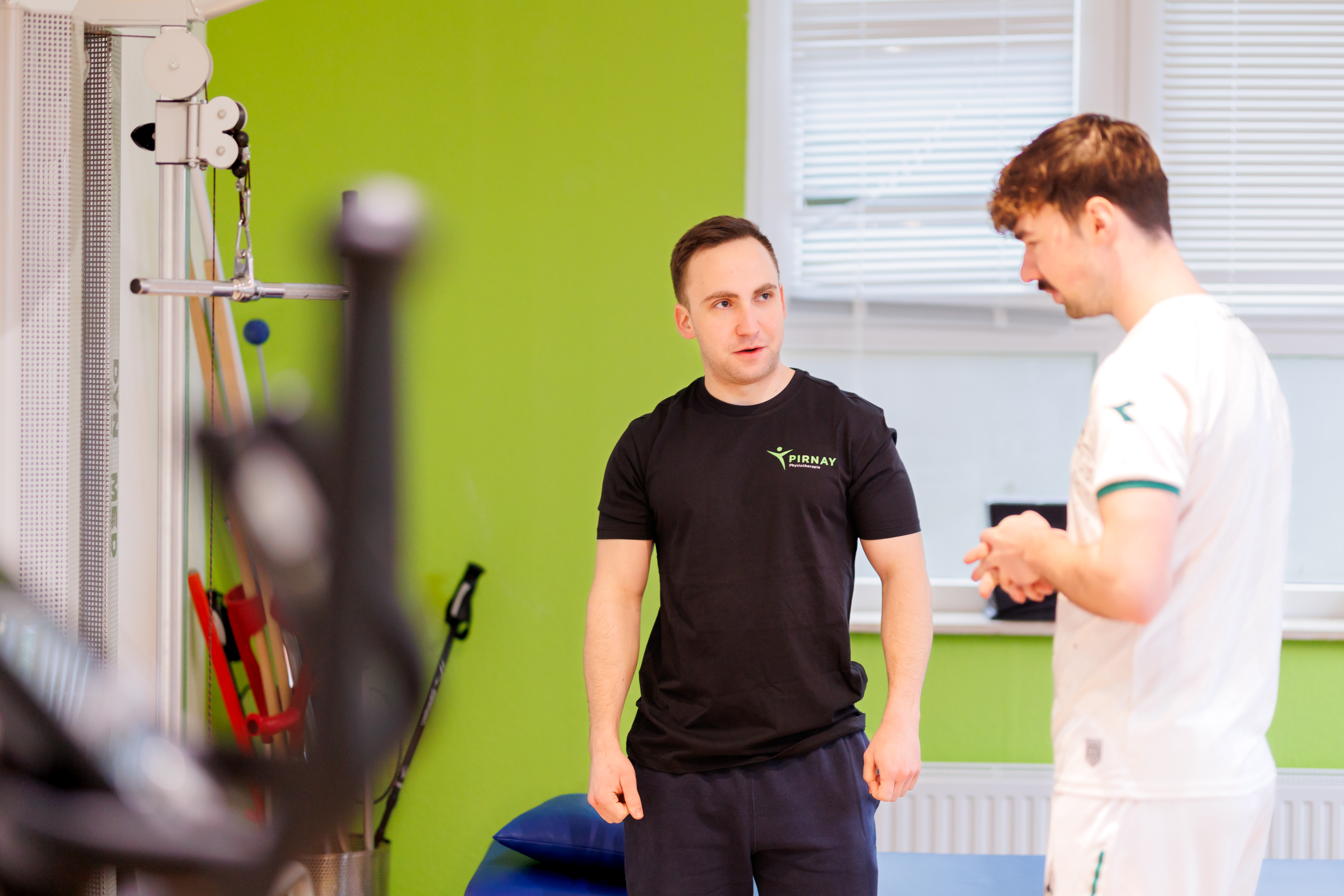 Therapeutin mit Kind bei der Therapie
